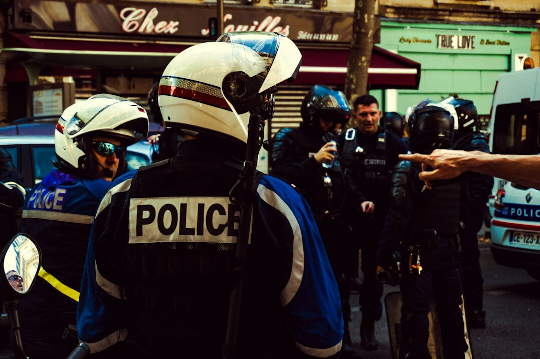 police arresting shoplifters